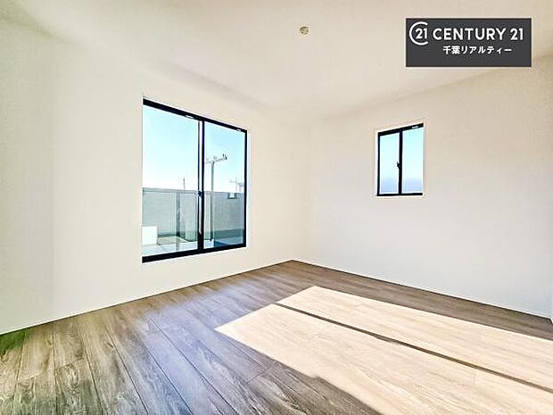 バルコニーに面している洋室です。明るく温もりがあり、換気もしっかりできます!朝起きて、外に出て背伸びをしつつ深呼吸をし良い朝を迎え入れることができます。