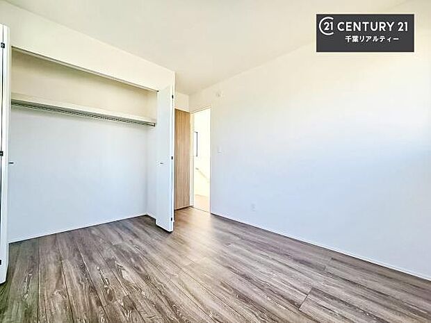 収納スペースを完備しており、衣類やおもちゃ、学用品などをすっきり整理できます。お部屋を広く使えるため、快適で整った住空間を実現します。