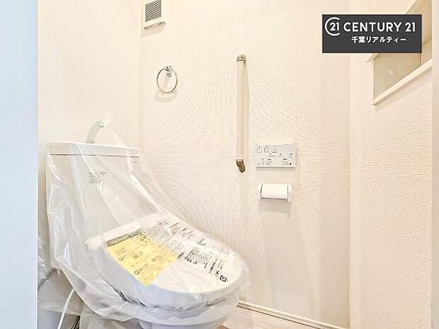 1・2階にトイレがございます!朝の忙しい時間帯も待たずにすみそうですね。白を基調とした清潔感のあるトイレでお手入れがしやすいです!