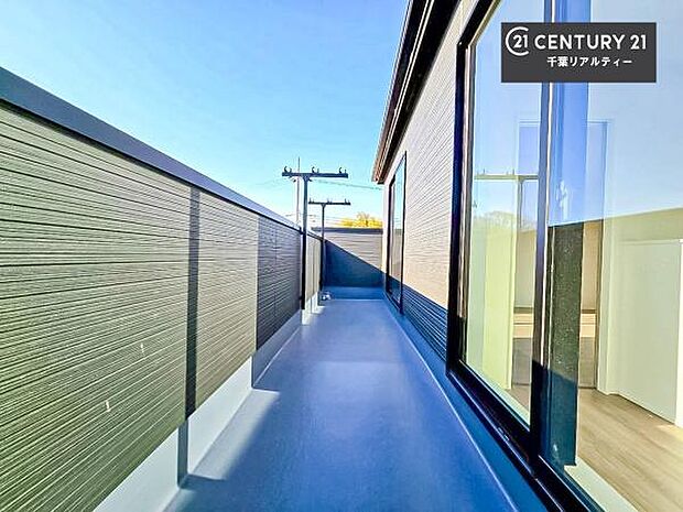 広々としたバルコニーで一日の始まりをスタート!お洗濯ものをたっぷり気持ちよく干せます!これだけの広さがあるとガーデニングなども楽しめますね!