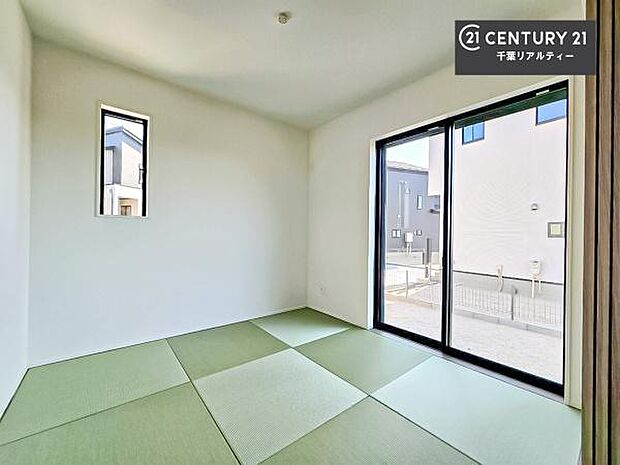 リビングと隣接した和室です!家事の休憩スペースやキッズスペースとして活用するのもよさそうですね!和室の使い方は無限大!