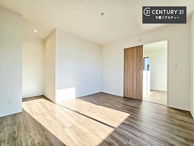 シンプルにデザインされているため、家具を選びません!お気に入りの家具を置いてくつろげる空間を作ることができます。