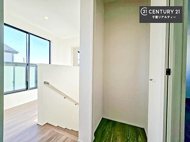 階段は明るく手摺りもついています。お子様やご年配の方も安心してご利用頂けますね。