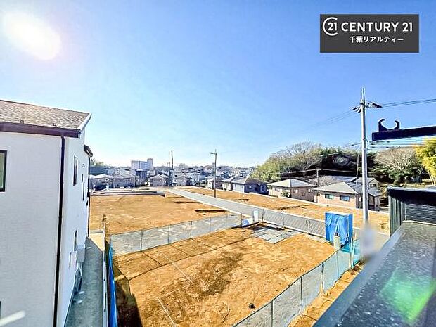 落ち着きある住宅街です!周囲には高い建物がなく、空が広く開放感があり、陽当たりを大きく遮られることもありません!気持ちの良い風が通り抜ける街並みです!