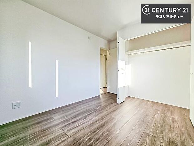 収納スペースを完備しており、衣類やおもちゃ、学用品などをすっきり整理できます。お部屋を広く使えるため、快適で整った住空間を実現します。