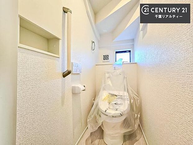 1・2階にトイレがございます!朝の忙しい時間帯も待たずにすみそうですね。白を基調とした清潔感のあるトイレでお手入れがしやすいです!