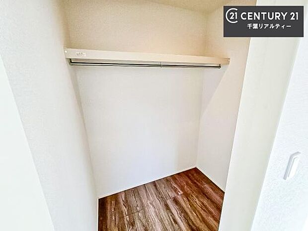 ウォークインクローゼット付きです。たくさんのお洋服などを収納しておけそうですね!他にも扇風機や加湿器など季節物の大きな家電も収納できます。