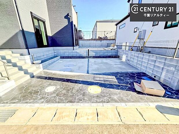 駐車スペースは2台分あります!セカンドカーはもちろん、バイクや自転車なども置き場所に困りません。