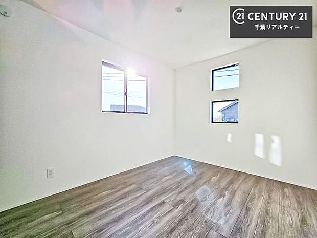 陽がたっぷりと差し込む四つ窓仕様!明るく温もり感じる居心地よい空間でプライベート時間が充実!