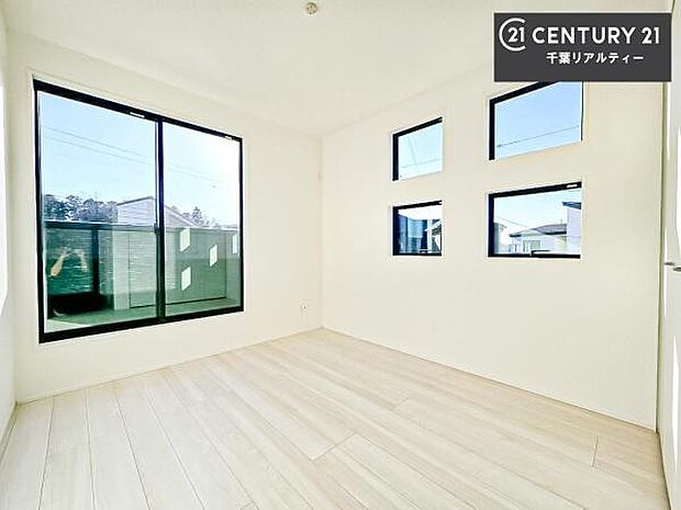 バルコニーに面している洋室です。明るく温もりがあり、換気もしっかりできます!朝起きて、外に出て背伸びをしつつ深呼吸をし良い朝を迎え入れることができます。