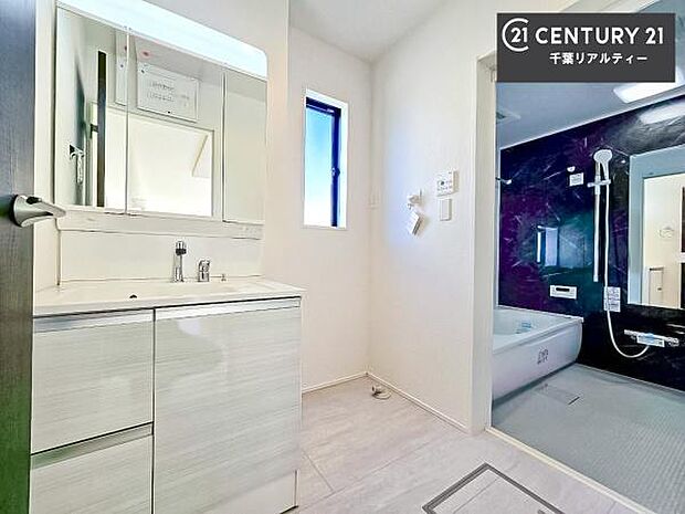 三面鏡仕様の洗面所は、身だしなみがしやすい造り!裏は収納になっています。ドライヤーやお化粧道具を片付けられるので洗面台周りをスッキリと見せることが出来ます!