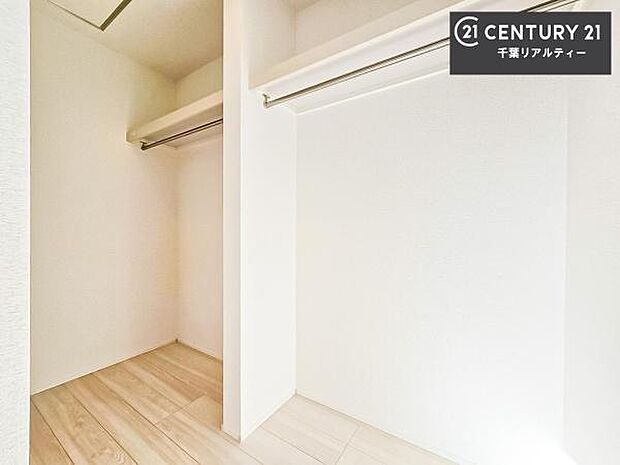 ウォークインクローゼット付きです。たくさんのお洋服などを収納しておけそうですね!他にも扇風機や加湿器など季節物の大きな家電も収納できます。