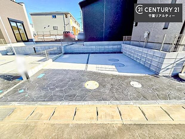 駐車スペースは2台分あります!セカンドカーはもちろん、バイクや自転車なども置き場所に困りません。