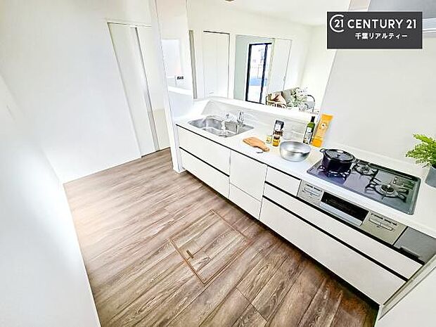 作業がしやすいシステムキッチンです!収納がたくさん付いているので、調理スペースに物を置かなくて済むので、広々使えて、快適に作業ができます!