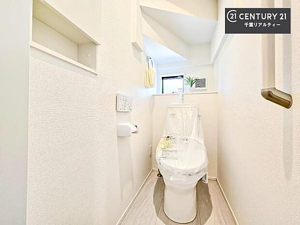 1・2階にトイレがございます!朝の忙しい時間帯も待たずにすみそうですね。白を基調とした清潔感のあるトイレでお手入れがしやすいです!