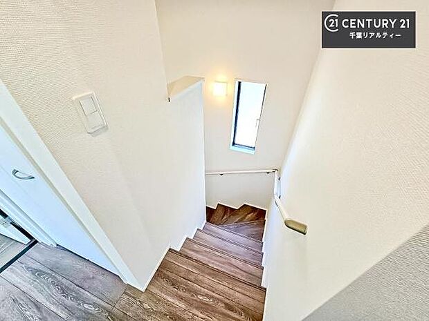 階段は明るく足元がしっかりと見えて安心!お子様やご年配の方も安心してご利用頂けます!