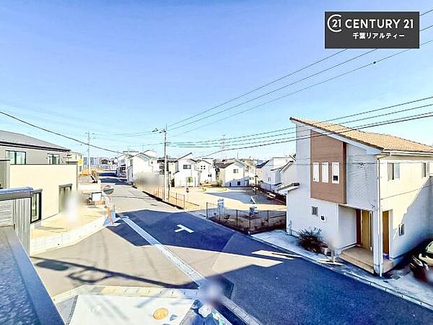 晴れた日には青い空を見渡せる開放的な時間を楽しめます。気持ちの良い風が通り抜ける街並みです!