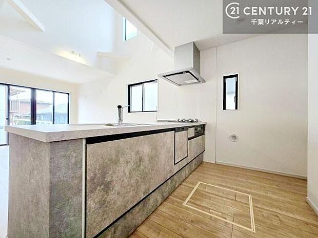 開放感あふれる対面式のオープンキッチン。作業スペースもしっかり確保されており、動線にも配慮された使い勝手の良い設計。配膳や片付けもスムーズに行えます。