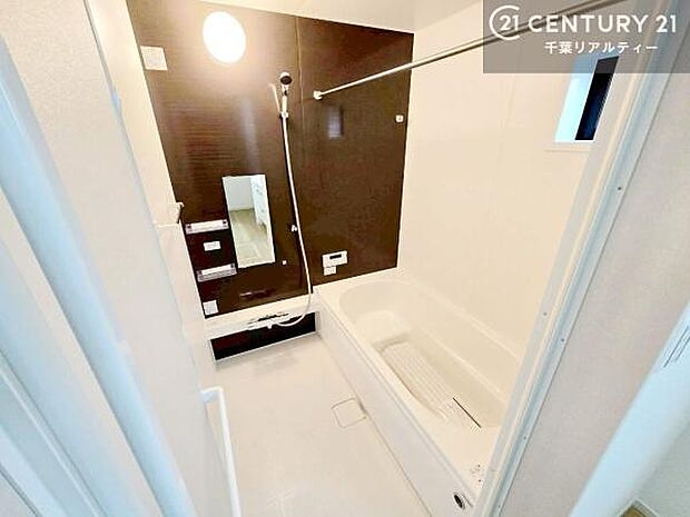 落ち着きある大人の雰囲気のバスルームは、味が出ていてバスタイムが充実!お仕事頑張っているご褒美にお好みの匂いの入浴剤を入れて、楽しんでみてはいかがでしょうか?