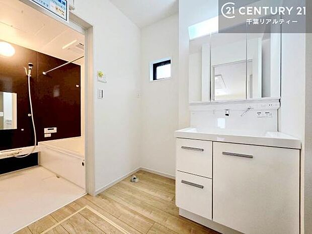 三面鏡仕様の洗面所は、身だしなみがしやすい造り!裏は収納になっています。ドライヤーやお化粧道具を片付けられるので洗面台周りをスッキリと見せることが出来ます!小窓付き洗面所なので換気もしっかりできます!