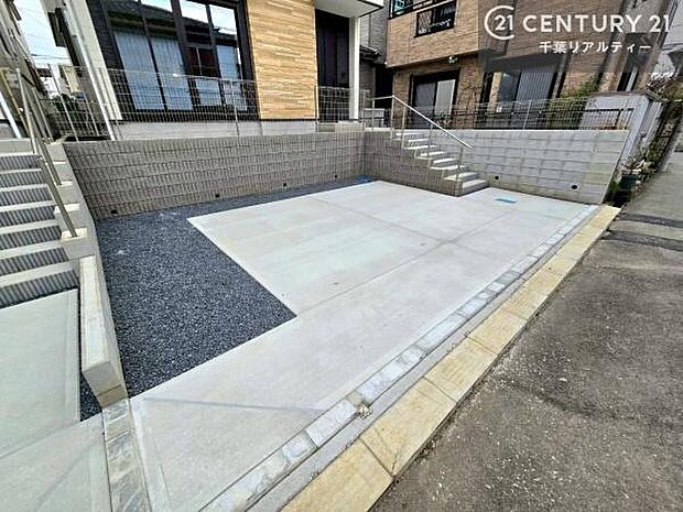 駐車スペースは2台分あります!セカンドカーはもちろん、バイクや自転車なども置き場所に困りません。