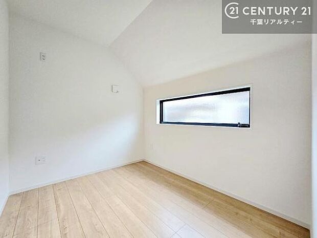 約3.7帖の納戸はうれしい窓付き。換気や採光ができるため湿気がこもりにくく、季節物や大きな荷物の収納にも安心してお使いいただけます。