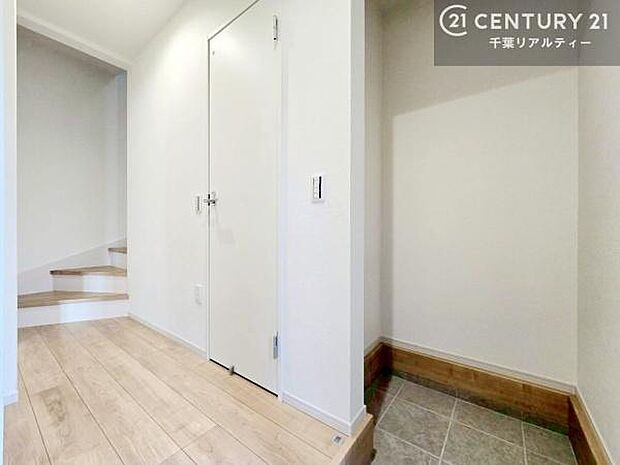 シューズインクローク付きです!シューズだけでなくベビーカーや折り畳み自転車、アウトドア用品もスッキリと片付けられます!