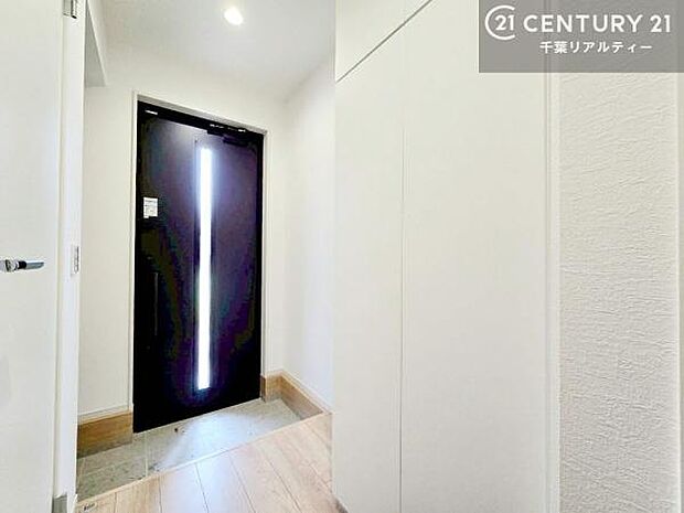 シューズボックス付きなので、玄関が片付きお掃除がしやすいです!スッキリした玄関で戸を開けた瞬間、清潔感のある心地いい空間が出迎えてくれます。