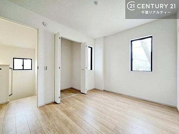 掃き出し窓がないお部屋は、お子様のお部屋としても安心です!収納スペースも充実しているので散らかったお部屋をサッと片付けられます!