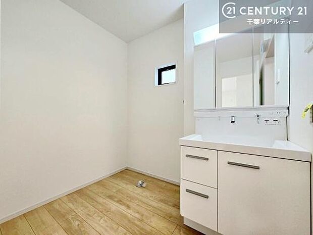 小窓付きの明るい洗面室です!湿気もすぐに入れ替えができて清潔に保つことができます!自然光が差し込むのでお化粧の仕上がりも良くなりますね!