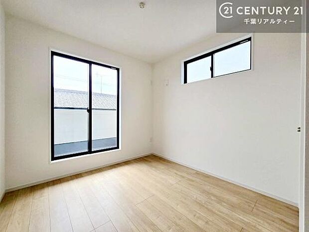 2面採光を確保した明るい室内は、風通しも良く、明るく大変居心地の良い空間となっております。リラックスして過ごせる心地の良いお部屋です!