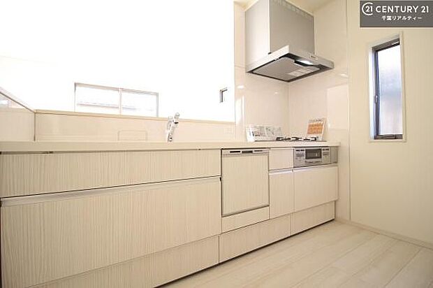 大人気の対面式システムキッチンを採用しています!ご家族のコミュニケーションが自然と増える設計です。お子様にも目が届くので嬉しいですね!広々使えて快適で作業が進みます。