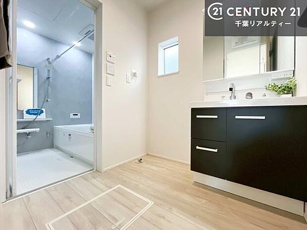 小窓付きの明るい洗面室です!湿気もすぐに入れ替えができて清潔に保つことができます!自然光が差し込むのでお化粧の仕上がりも良くなりますね!