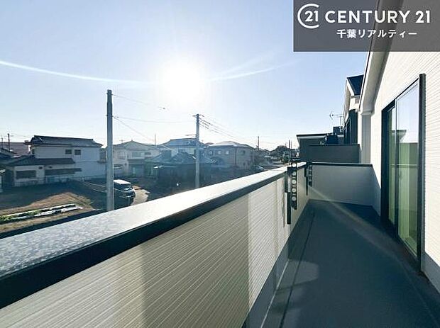 落ち着きある住宅街です!周囲には高い建物がなく、空が広く開放感があり、陽当たりを大きく遮られることもありません!気持ちの良い風が通り抜ける街並みです!