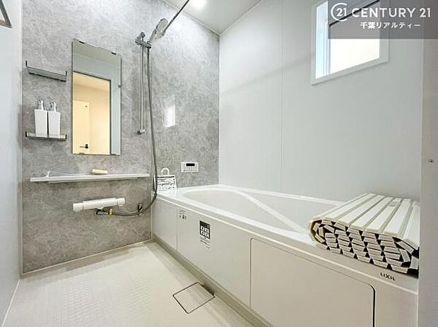 落ち着きある大人の雰囲気のバスルームは、味が出ていてバスタイムが充実!お仕事頑張っているご褒美にお好みの匂いの入浴剤を入れて、楽しんでみてはいかがでしょうか?