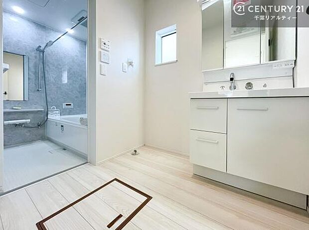 小窓付きの明るい洗面室です!湿気もすぐに入れ替えができて清潔に保つことができます!自然光が差し込むのでお化粧の仕上がりも良くなりますね!