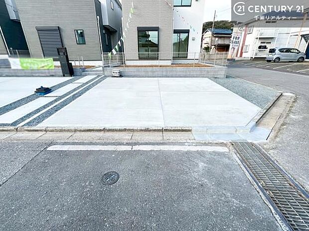 駐車スペースは2台分あります!セカンドカーはもちろん、バイクや自転車なども置き場所に困りません。