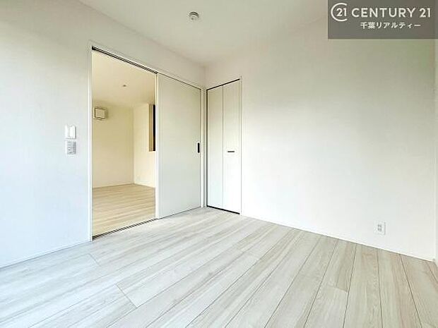 リビングに隣接した洋室は、開放すればLDKとつながる開放的な空間に。お子様の遊び場やワークスペース、客間など多目的に活用できる便利なお部屋です。