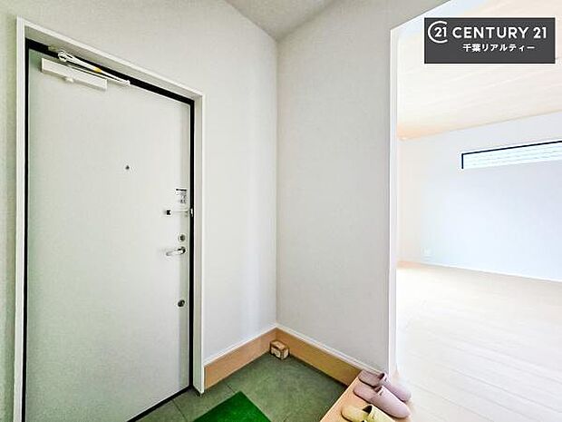 疲れて帰ってきても、ただいま!を言いたくなる、優しく迎え入れてくれる空間になっています。明るく温もり溢れる玄関です!