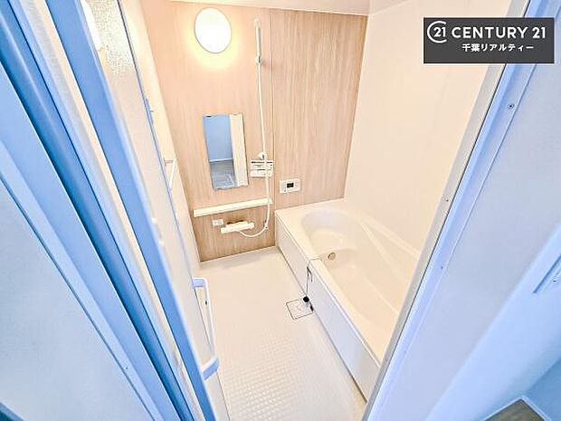 落ち着きある大人の雰囲気のバスルームは、味が出ていてバスタイムが充実!お仕事頑張っているご褒美にお好みの匂いの入浴剤を入れて、楽しんでみてはいかがでしょうか?