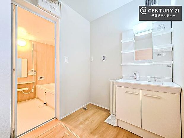 身なりを整える洗面所は、清潔感が大事です!水周りの清潔感のある雰囲気を演出!気持ちよくお使いいただけます。広々したスペースも嬉しいですね!