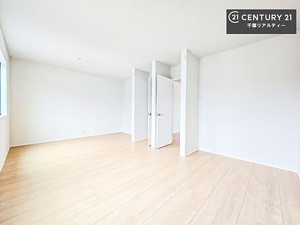 シンプルにデザインされているため、家具を選びません!お気に入りの家具を置いてくつろげる空間を作ることができます。