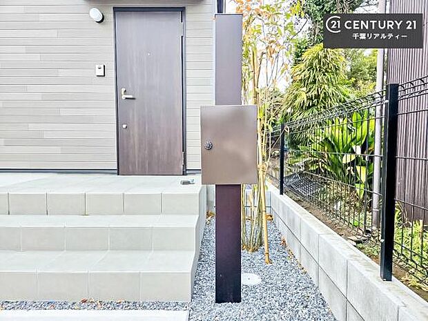 郵便ポスト付きで不在時でも荷物が受け取れてとっても便利!家にいなきゃいけないストレス回避!再配達の手間が省けます!