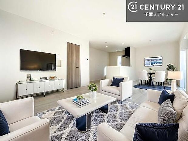 家具はCGパースです。開放感のある広々LDK!ソファーやダイニングテーブルを置いても窮屈にならないので快適に過ごせます!コミュニケーションが取りやすいリビングです!