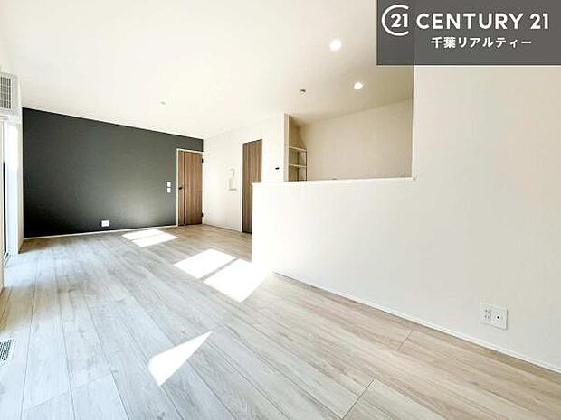 落ち着いた色合いで統一されたリビングは、外の喧騒を忘れさせてくれる穏やかな空間。やわらかな光が差し込み、家族で過ごす時間も、一人でくつろぐひとときも、自然と心がほどけていきます。