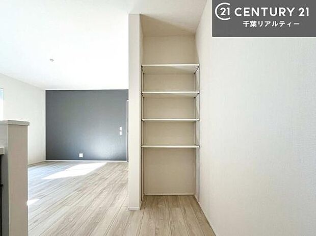 キッチンには収納スペース充実!食料やら調理道具の収納に!取り出しが便利!快適な作業動線!