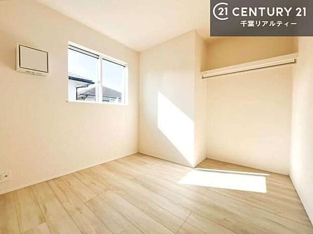 収納スペースがついています!居室をスッキリ整頓する事ができますね。家具を選ばないシンプルなデザインの為、家具を選ばずお気に入りの空間作りができそうですね。