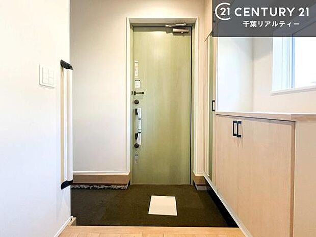 シューズインクローク付きです!シューズだけでなくベビーカーや折り畳み自転車、アウトドア用品もスッキリと片付けられます!