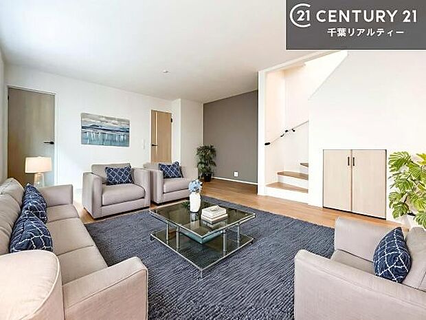 家具はCGパースです。開放感のある広々LDK!ソファーやダイニングテーブルを置いても窮屈にならないので快適に過ごせます!コミュニケーションが取りやすいリビングです!