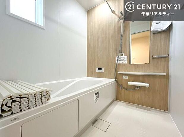 落ち着きある大人の雰囲気のバスルームは、味が出ていてバスタイムが充実!お仕事頑張っているご褒美にお好みの匂いの入浴剤を入れて、楽しんでみてはいかがでしょうか?